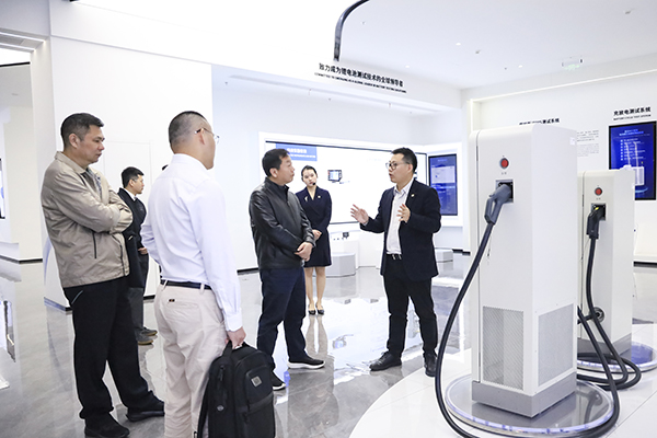 8868体育股份副董事长、总裁刘作斌向福船集团副总经理李振均一行介绍公司充电产品.jpg